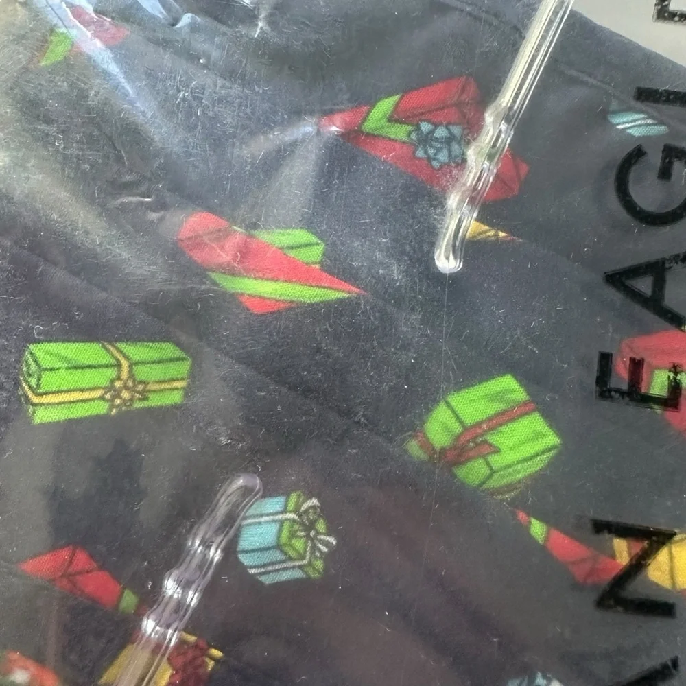 American Eagle Christmas Print Face Masks 3 Pack - Set of 2 (6 total) NIP - Picture 2 of 2